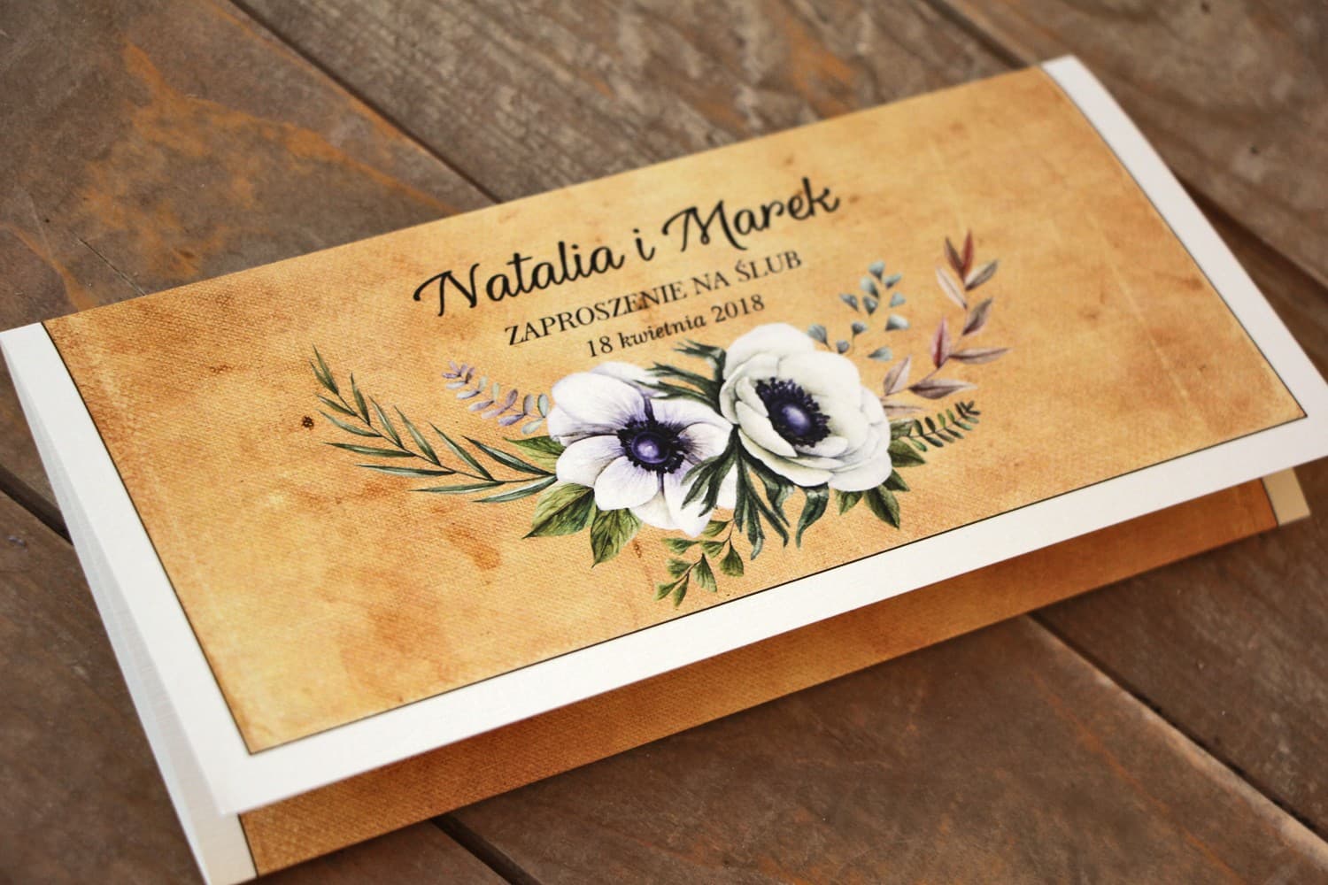 Zaproszenia ślubne rustykalne z białymi zawilcami na papierze lnianym – Karmelowe nr 7