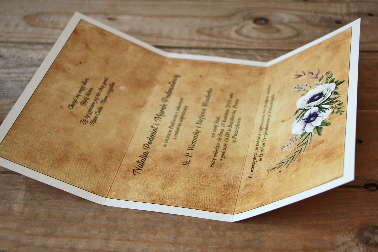 Zaproszenia ślubne rustykalne z białymi zawilcami na papierze lnianym – Karmelowe nr 7 - 2