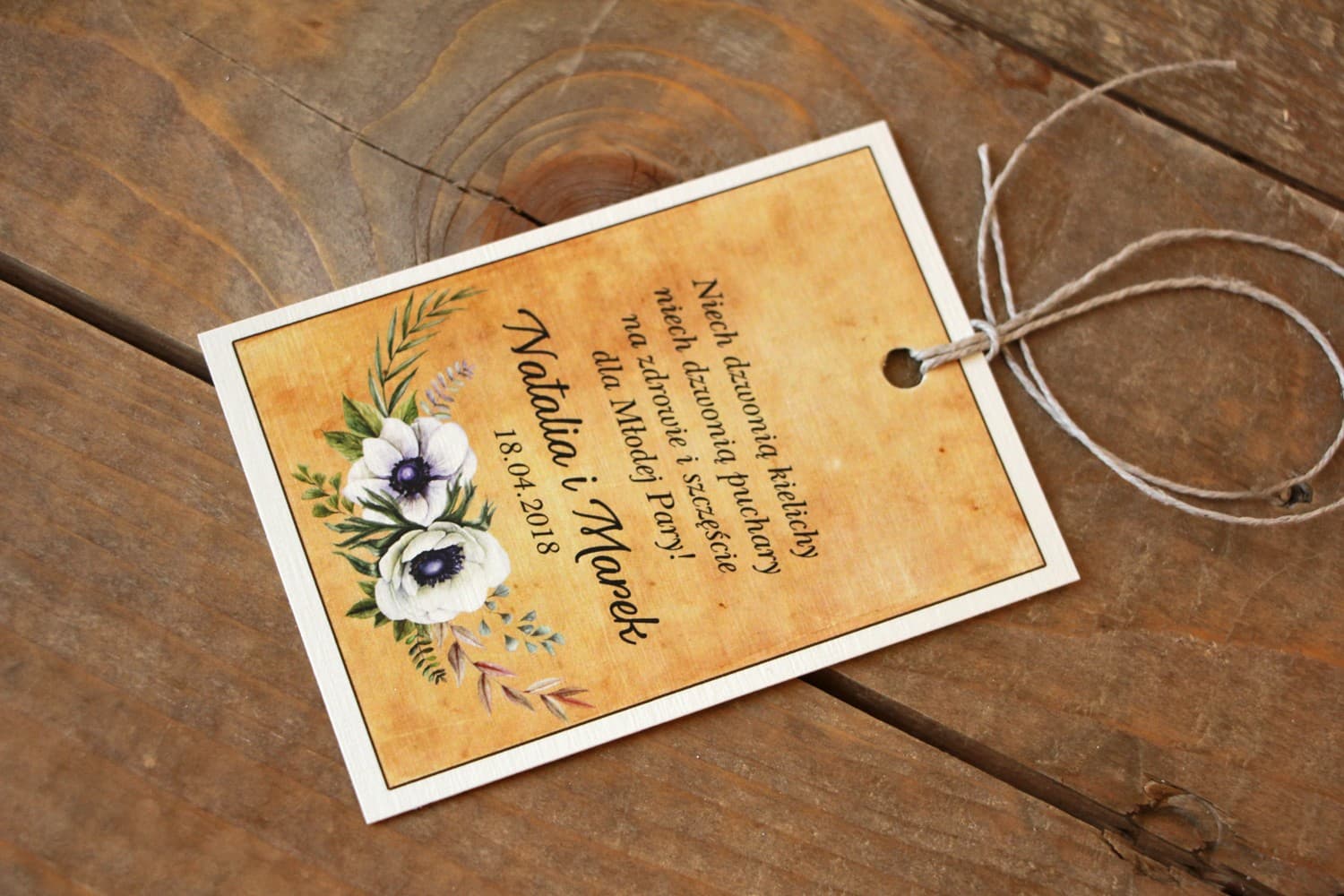 Rustykalne Zawieszki na Wódkę Weselną z Anemonami | Personalizowane Przywieszki na Alkohol | Karmelowe nr 7