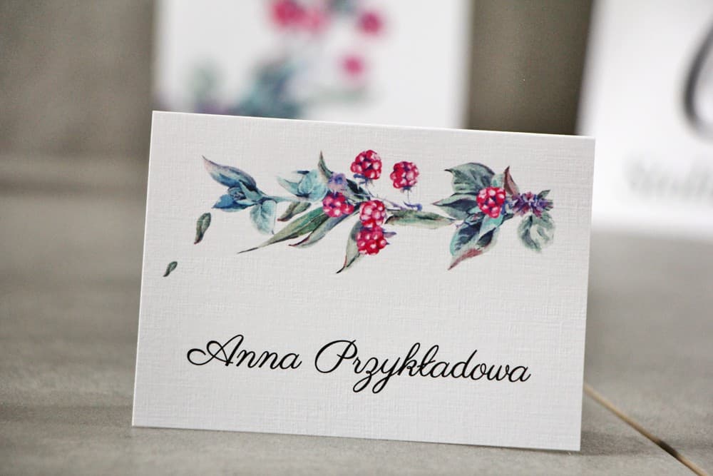 Winietki Ślubne Pistacjowe nr 17 – Wizytówki na Stół z Motywem Jeżyn na Lnianym Papierze