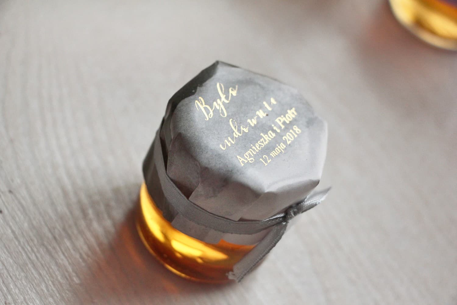 Naturalny Miód w Słoiczku Delfina nr 6 – Złocone Podziękowanie z Szarym Kapturkiem