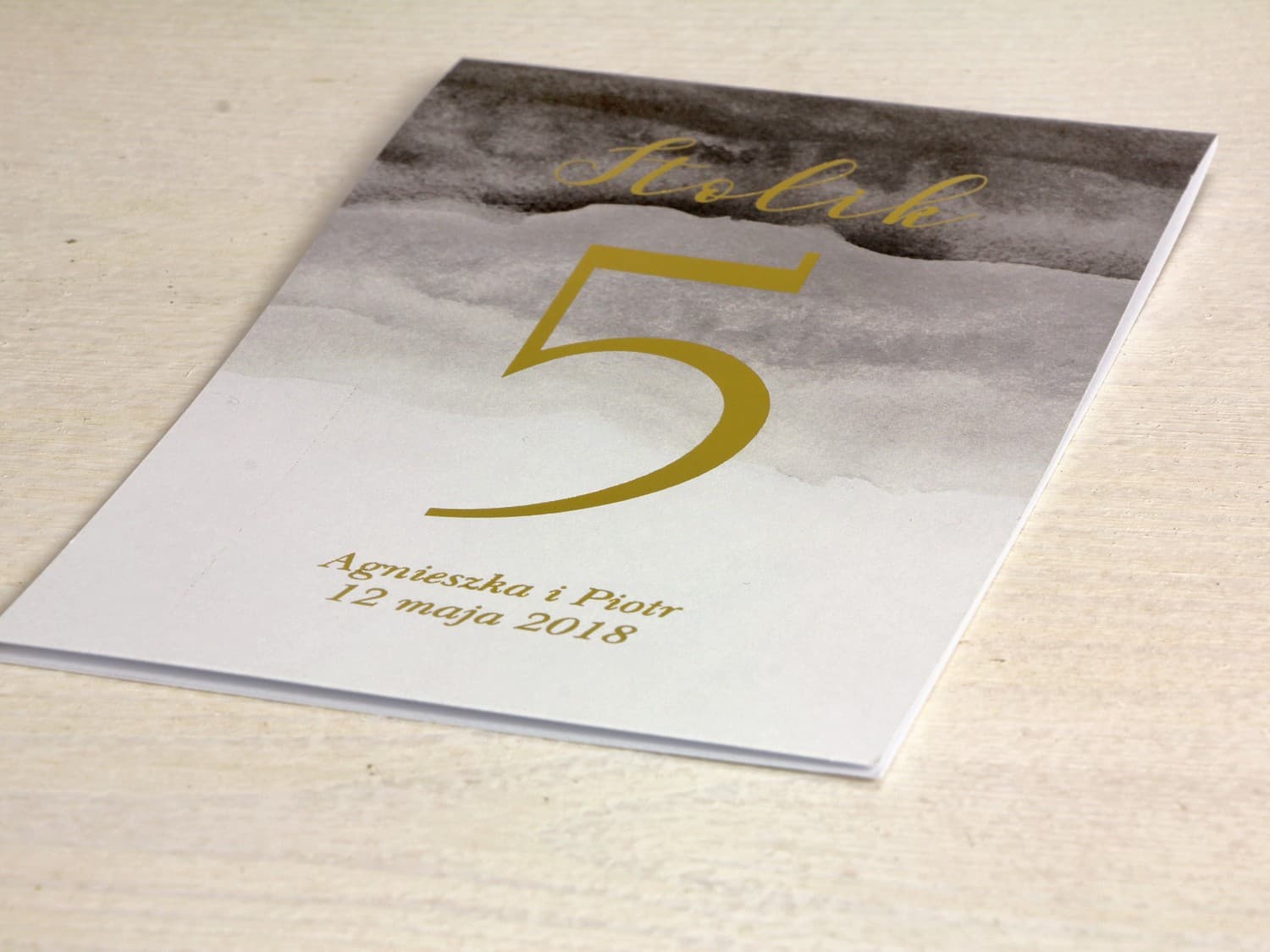 Eleganckie złocone numery na stół weselny z motywem szarej akwareli | Numeracja stołów | Delfina nr 6