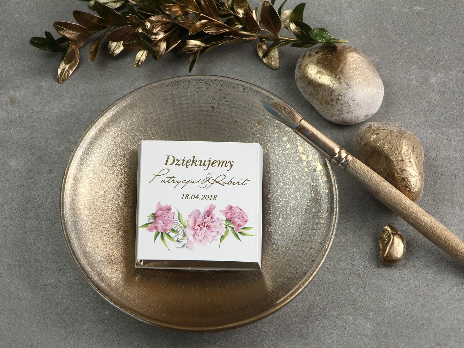 Eleganckie czekoladki ślubne ze złoceniem i motywem piwonii | Podziękowania dla gości weselnych | Cykade nr 10