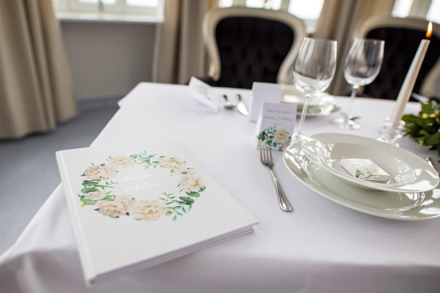 Elegancka Księga Gości z Piwoniami i Srebrzonym Napisem | Personalizowana Pamiątka Ślubna A4 | Cykade nr 15