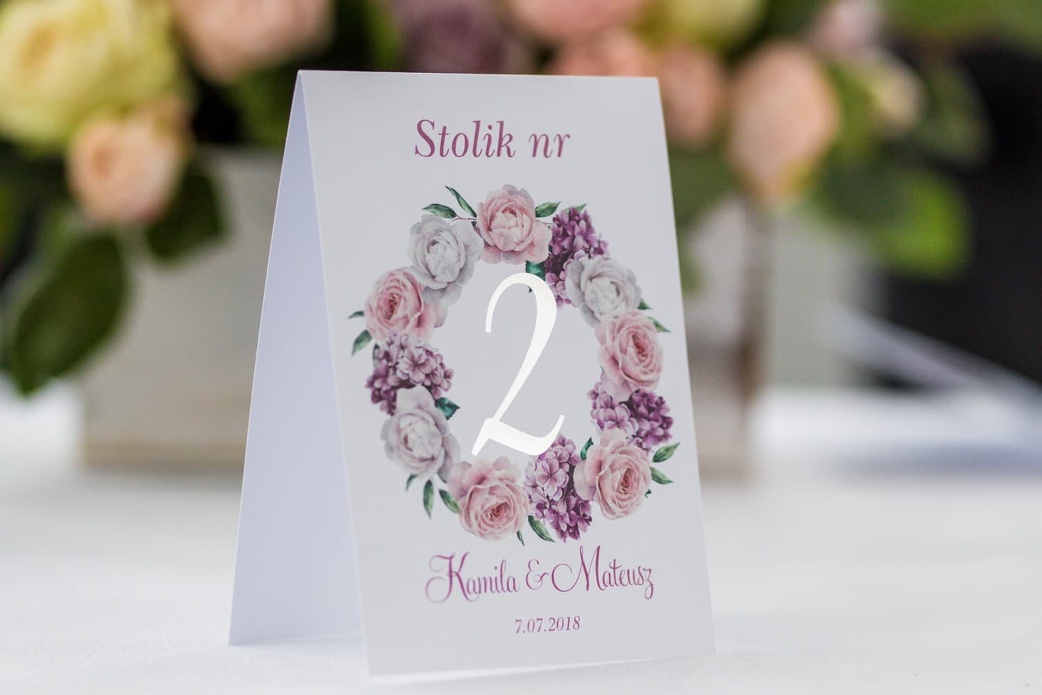 Srebrzone Numerki na Stół Weselny z Piwoniami i Bzem | Elegancka Numeracja Stołów | Cykade nr 16