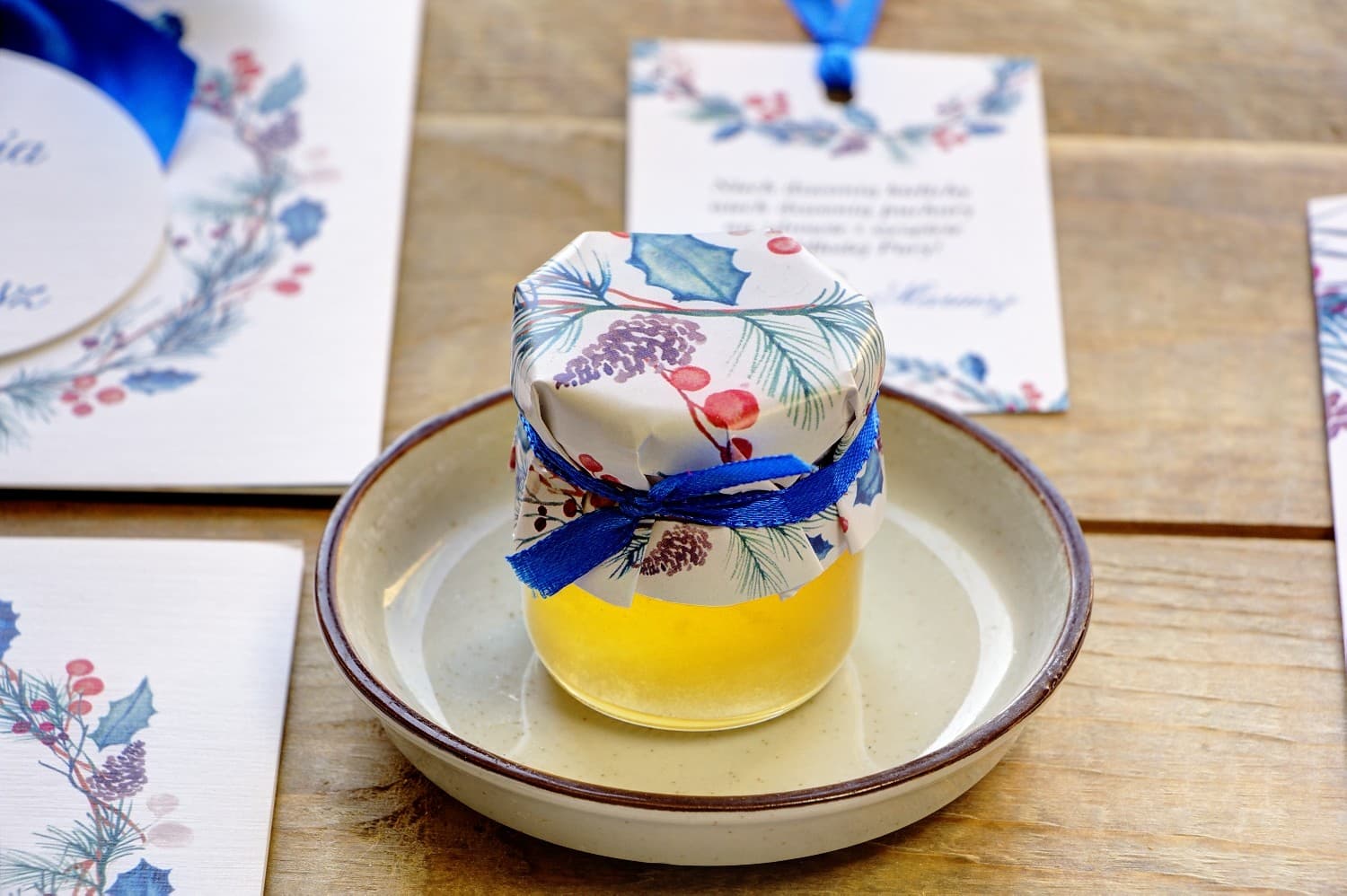 Naturalny Miód w Słoiczku Malowane Kwiaty nr 24 – Zimowy Upominek z Ostrokrzewem