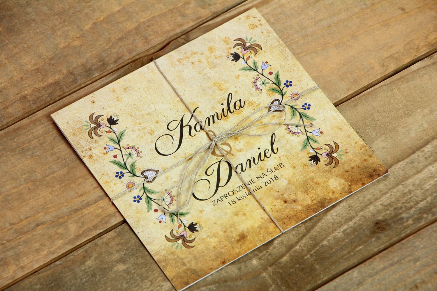 Zaproszenia ślubne kaszubskie z kolorowym wzorem i jutowym sznurkiem – Folk nr 3
