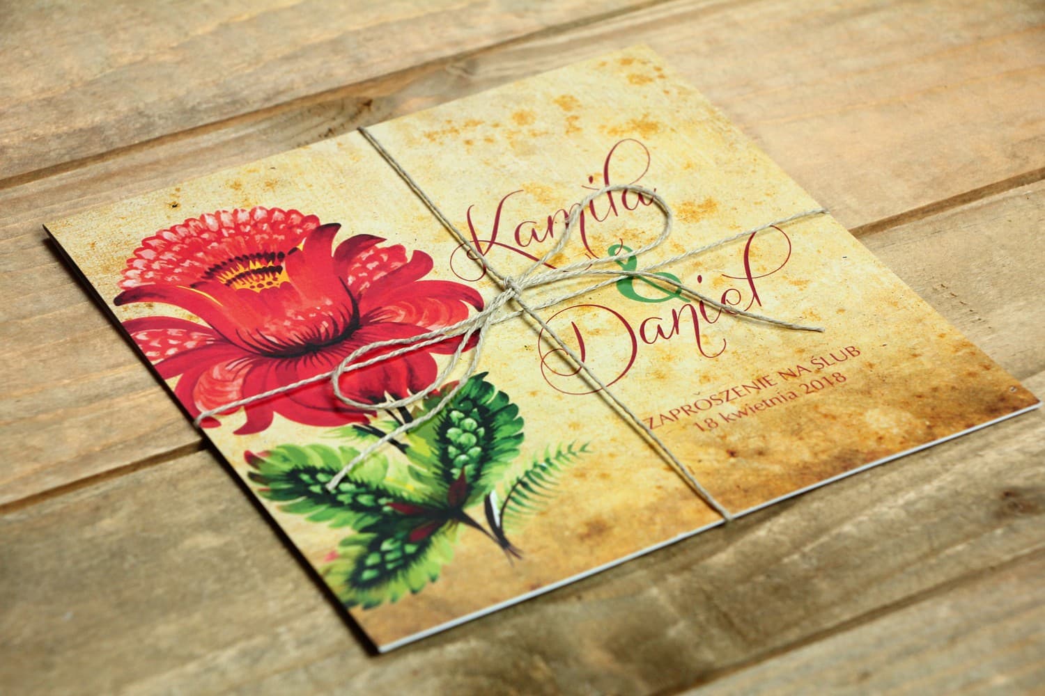 Zaproszenia ślubne w stylu folk z barwnymi kwiatami i sznurkiem – Folk nr 5