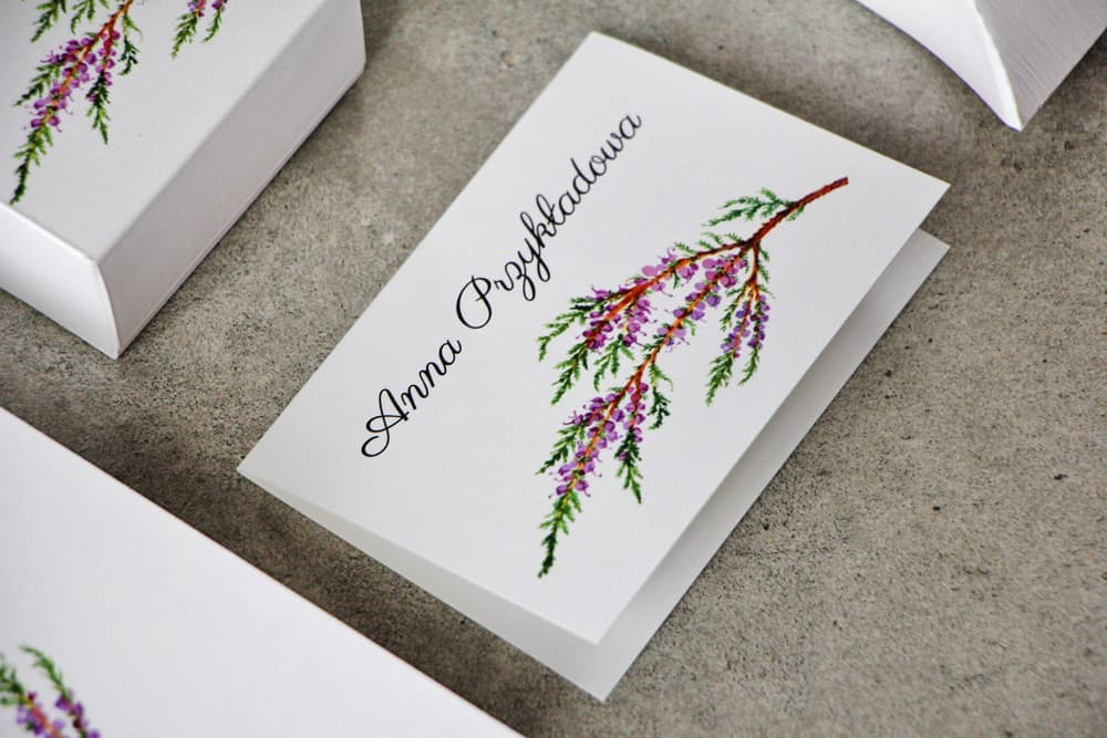 Winietki Ślubne Pistacjowe nr 22 – Wizytówki na Stół z Akwarelowym Wrzosem