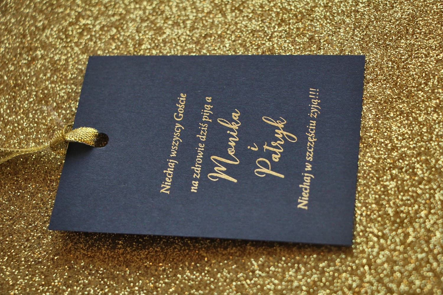 Złocone zawieszki na wódkę granatowe, brokatowa tasiemka | Eleganckie zawieszki na alkohol weselny | Glamour nr 1