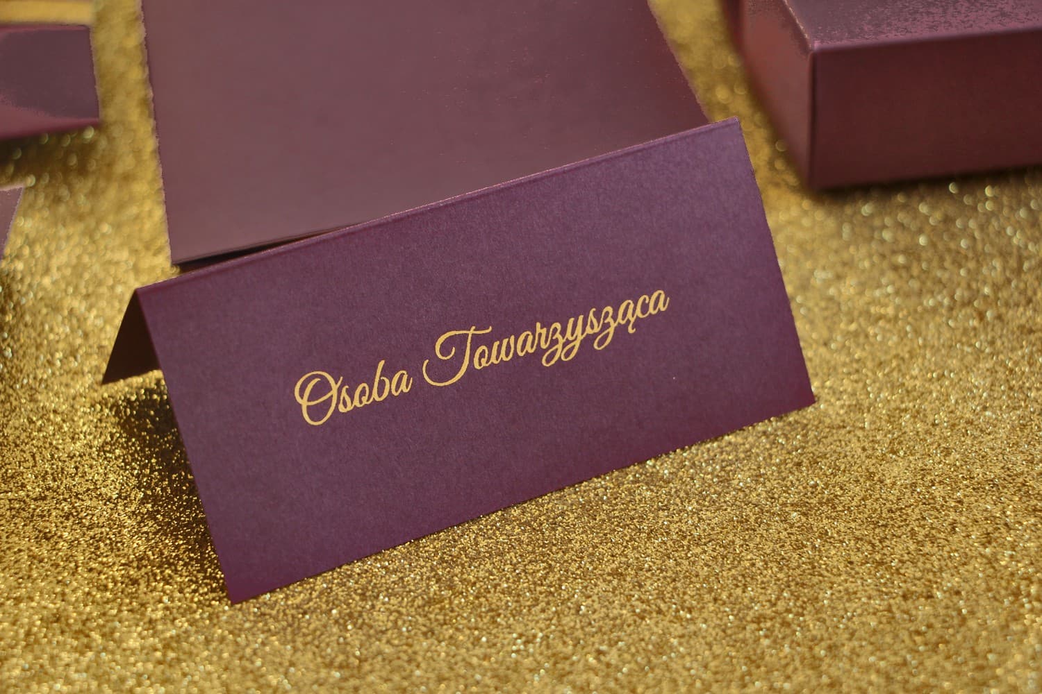 Winietki Ślubne Glamour nr 4 – Wizytówki na Stół w Królewskim Fiolecie ze Złoceniem