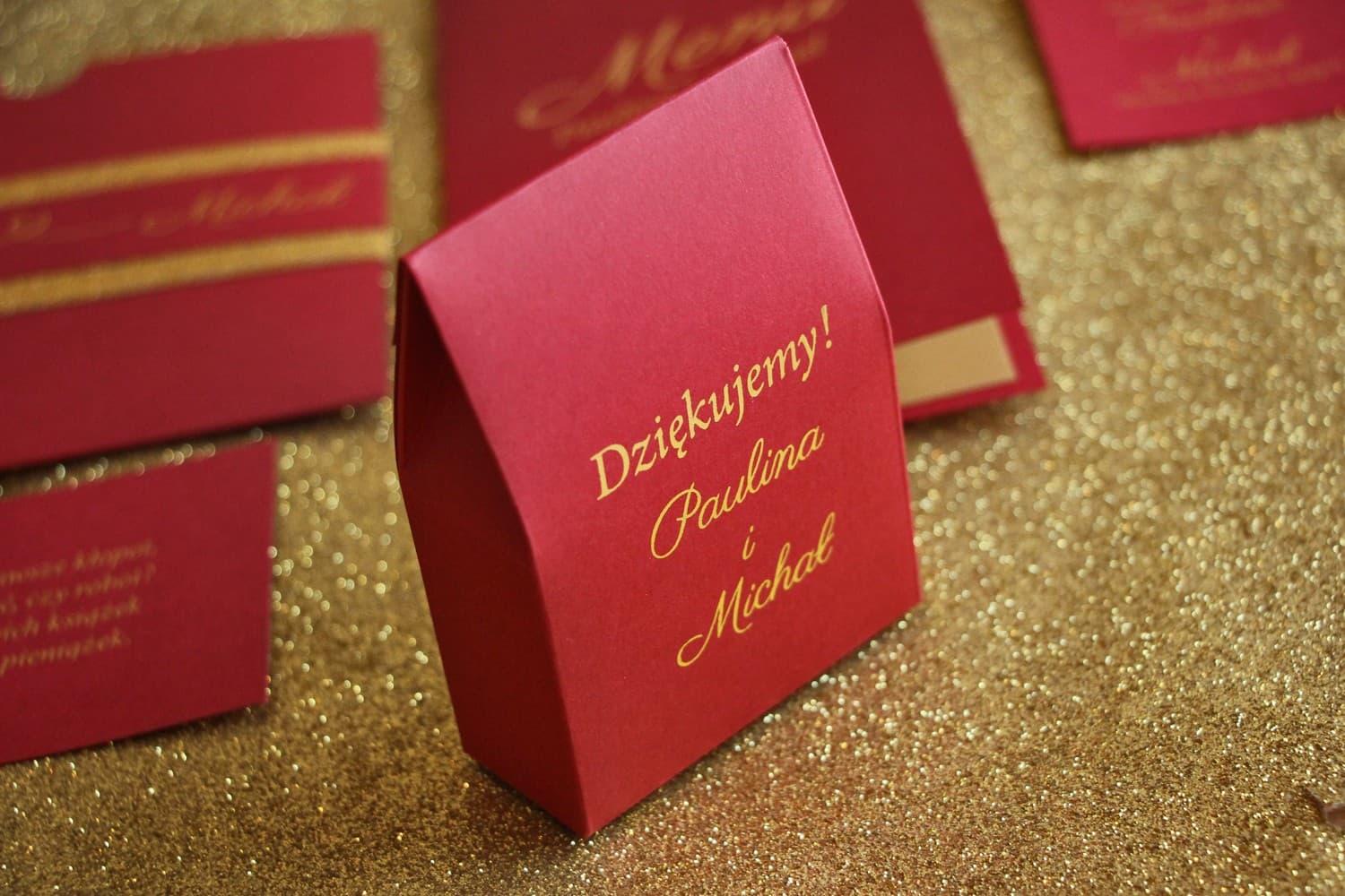 Bordowe Pudełeczka ze Złoceniem na Słodycze | Podziękowania dla Gości Glamour | Glamour nr 2