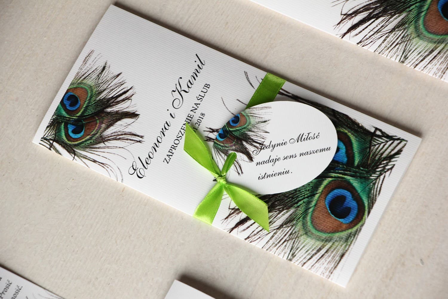 Zaproszenia ślubne z motywem pawich piór i ozdobną tasiemką Magnet nr 1
