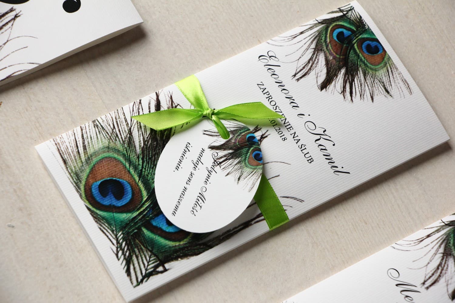 Zaproszenia ślubne z motywem pawich piór i ozdobną tasiemką Magnet nr 1 - 2