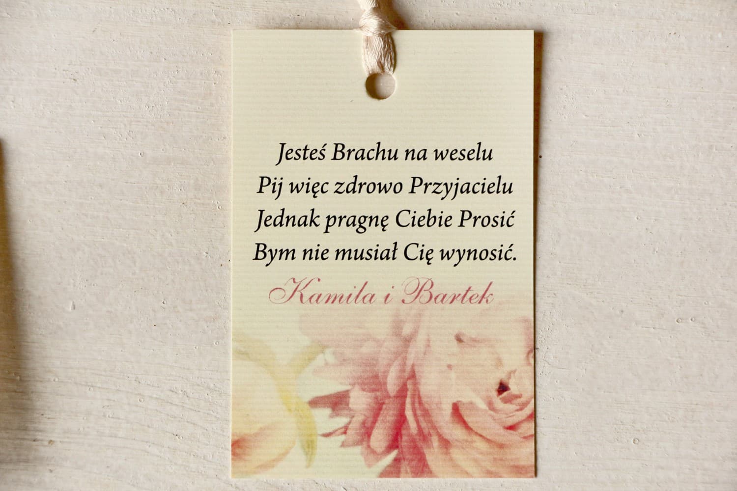 Kremowe zawieszki na wódkę weselną z piwoniami | Personalizowane etykiety na alkohol | Magnet nr 3