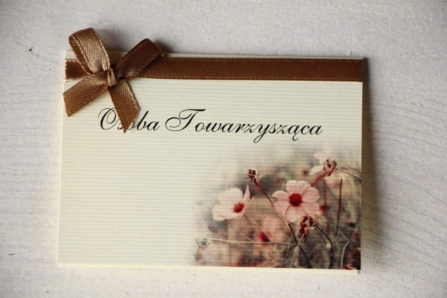 Winietki Ślubne Magnet nr 5 – Wizytówki na Stół z Tasiemką i Kremowymi Kwiatami