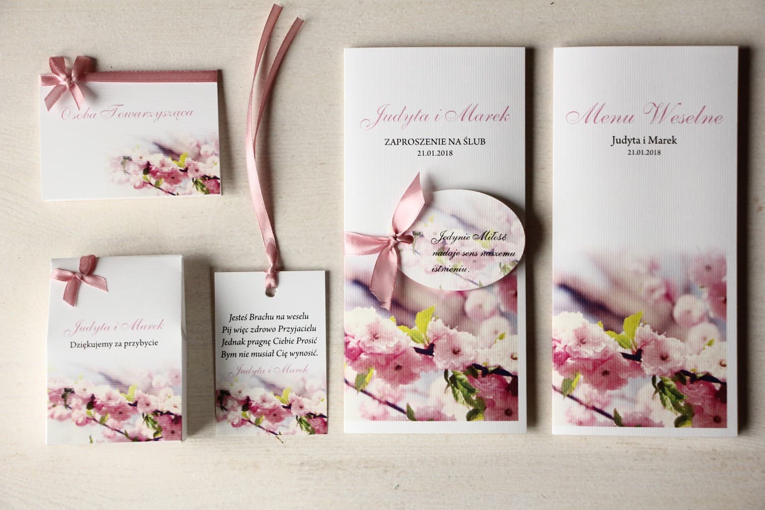 Zaproszenia ślubne kwitnąca wiśnia z przywieszką i satynową tasiemką Magnet nr 6 - 3