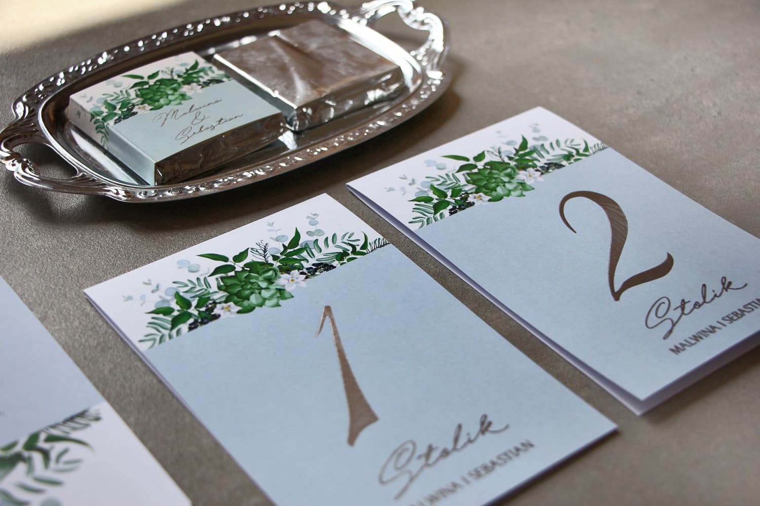 Srebrzone Numery na Stół Weselny z Eukaliptusem | Zimowe Niebieskie Numerki na Stół | Sorento nr 17