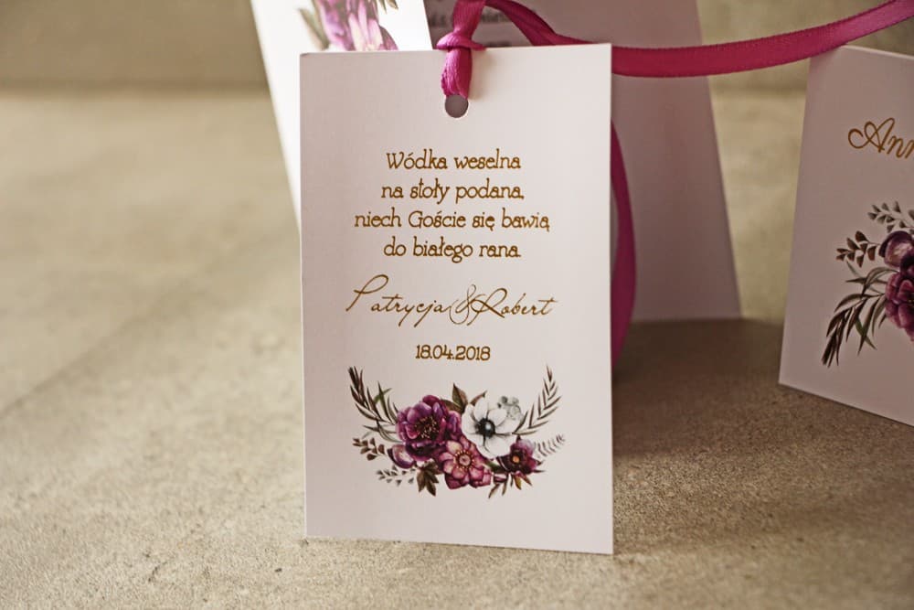 Fioletowe Zawieszki na Alkohol ze Złoceniem i Kwiatami Anemonu | Eleganckie Zawieszki na Wódkę Weselną | Cykade nr 1