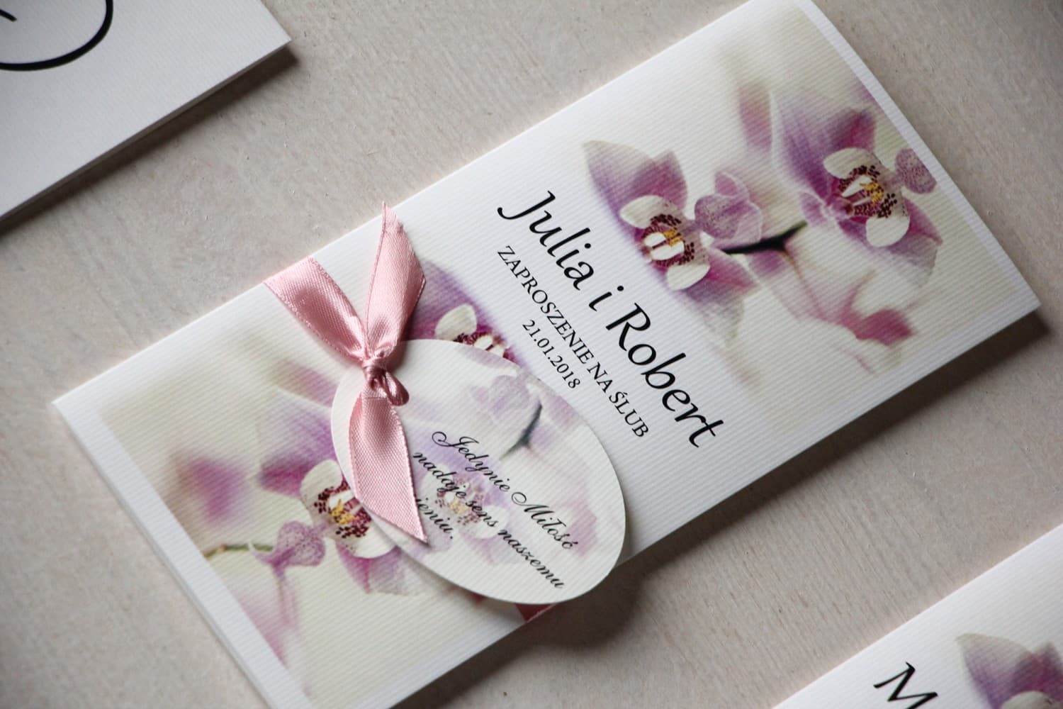 Zaproszenia ślubne z motywem orchidei i satynową tasiemką – Magnet nr 13