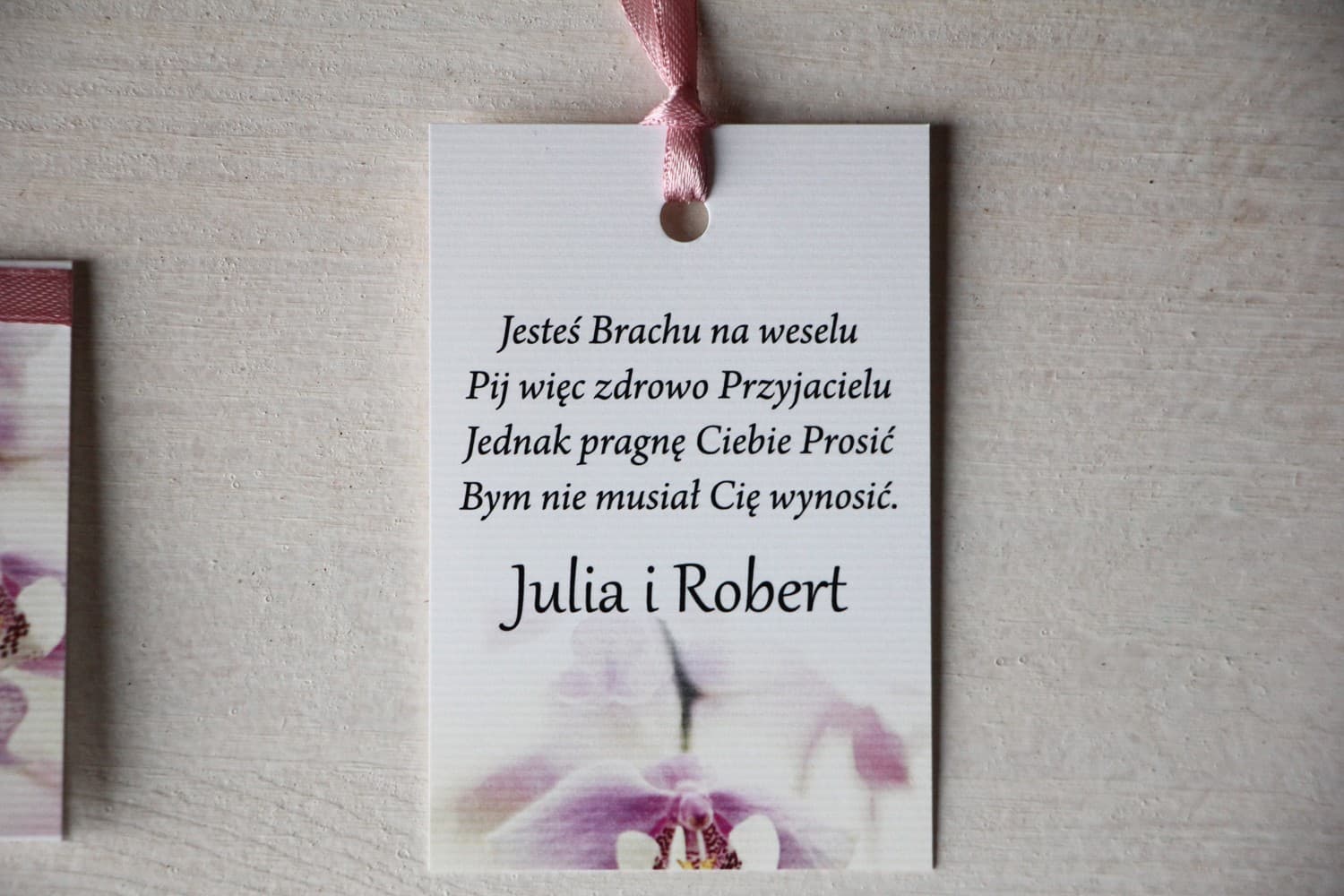 Eleganckie zawieszki na wódkę weselną z orchideą | Personalizowane etykiety na alkohol | Magnet nr 13