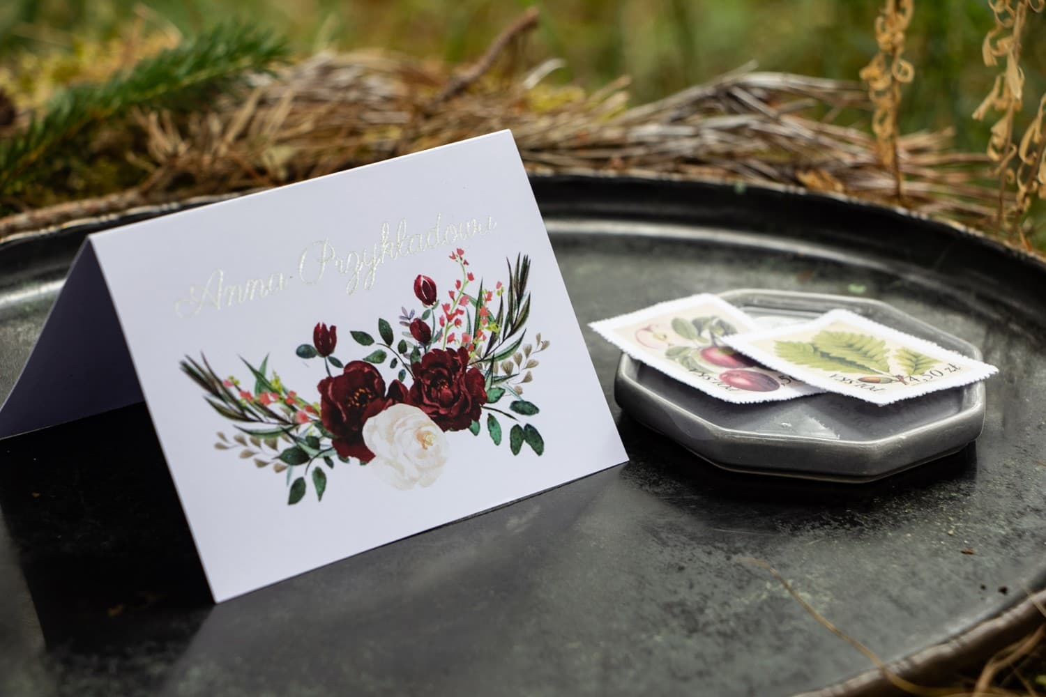 Winietki Ślubne Orini nr 3 – Srebrzone Wizytówki na Stół z Bordowymi Piwoniami