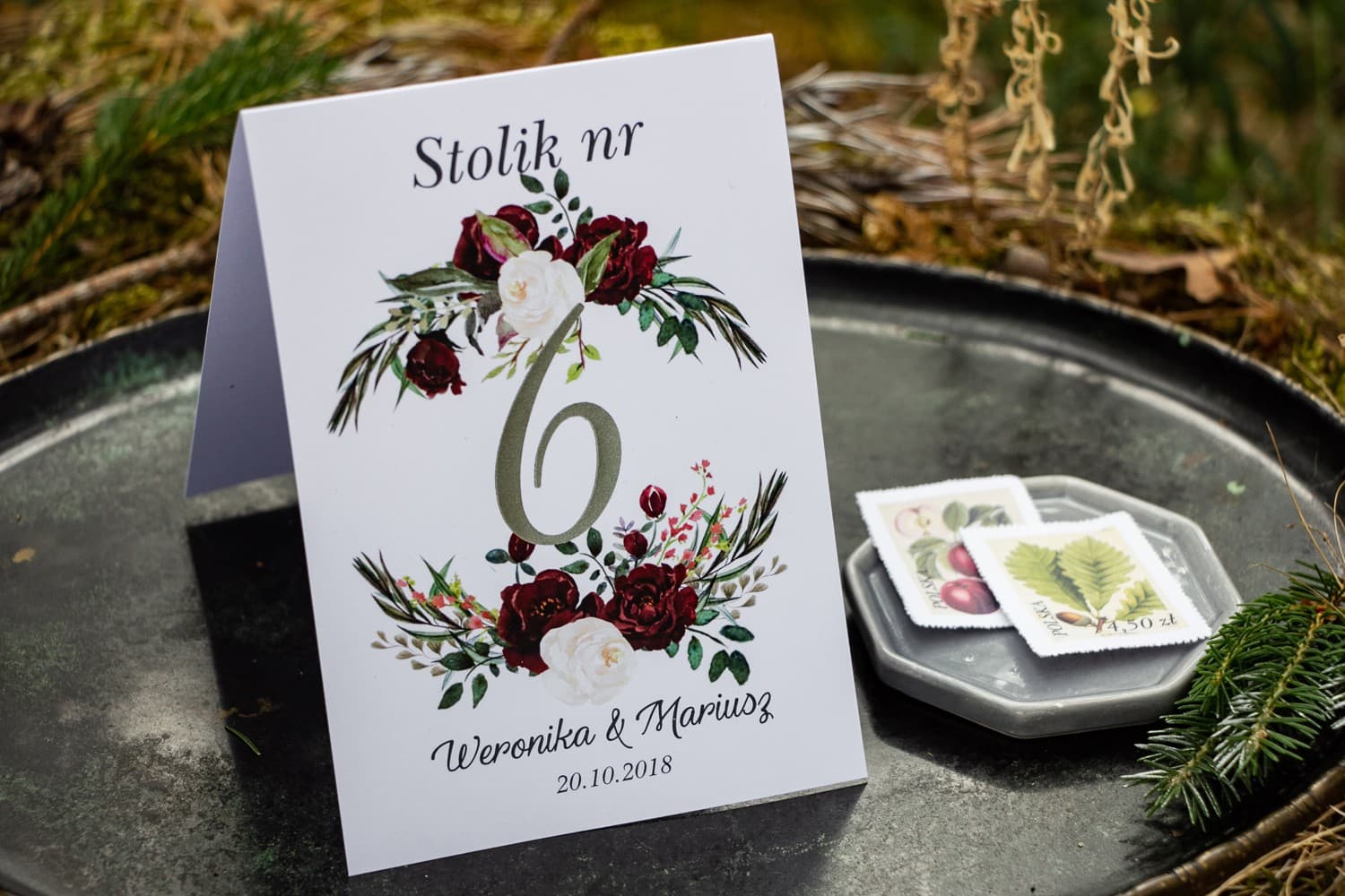 Srebrzone Numerki na Stół Weselny z Bordową Piwonią | Eleganckie Oznaczenia Stołów | Orini nr 3