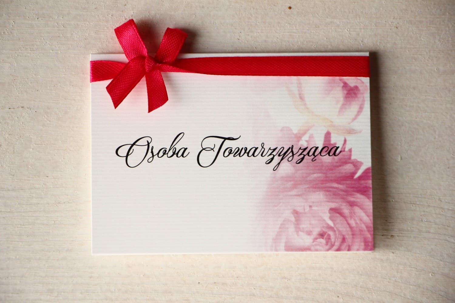 Winietki Ślubne Magnet nr 16 – Wizytówki na Stół z Różowymi Piwoniami i Tasiemką