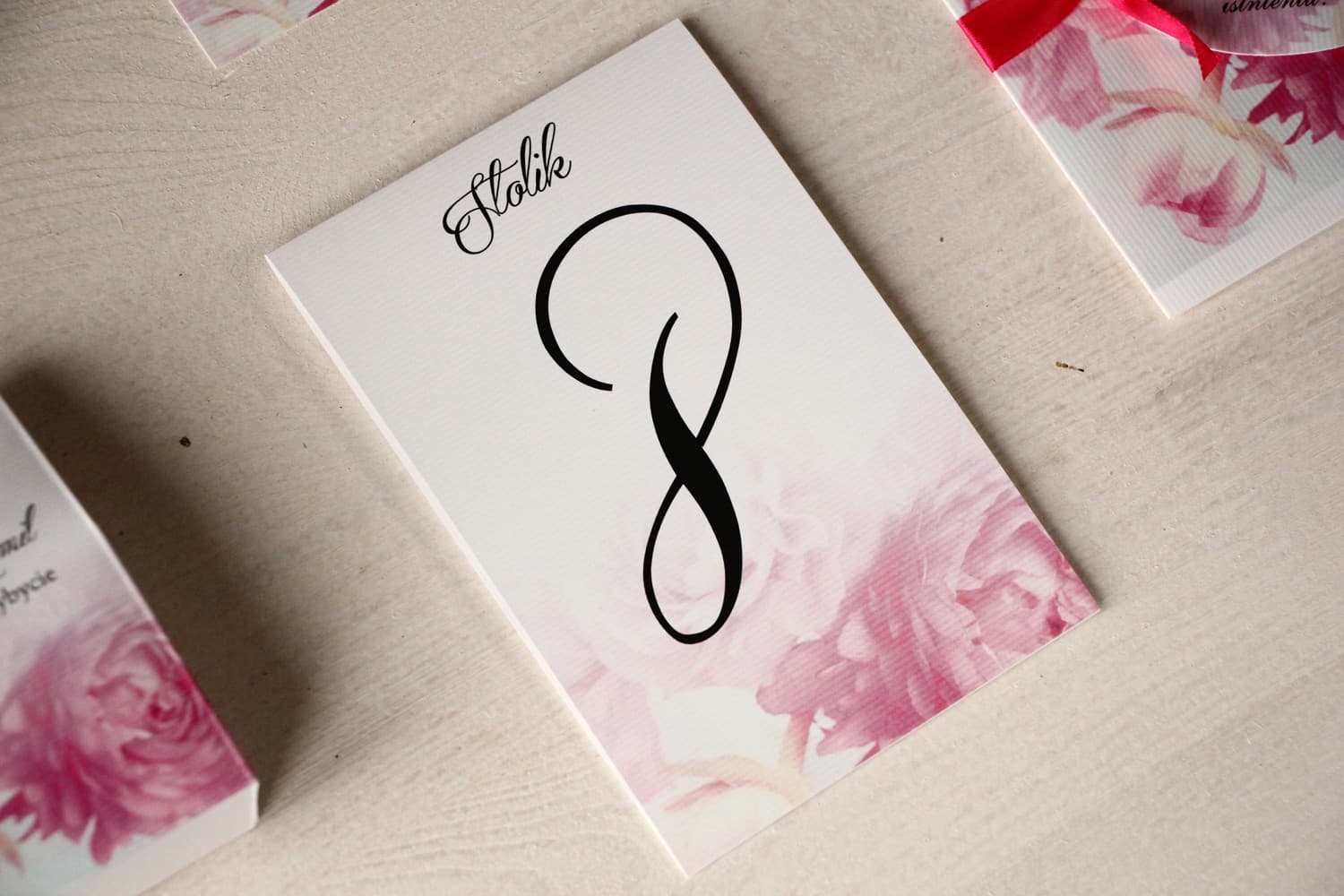 Numerki na stół z różowymi piwoniami, składane | Numery na stoły weselne kwiatowe | Magnet nr 16