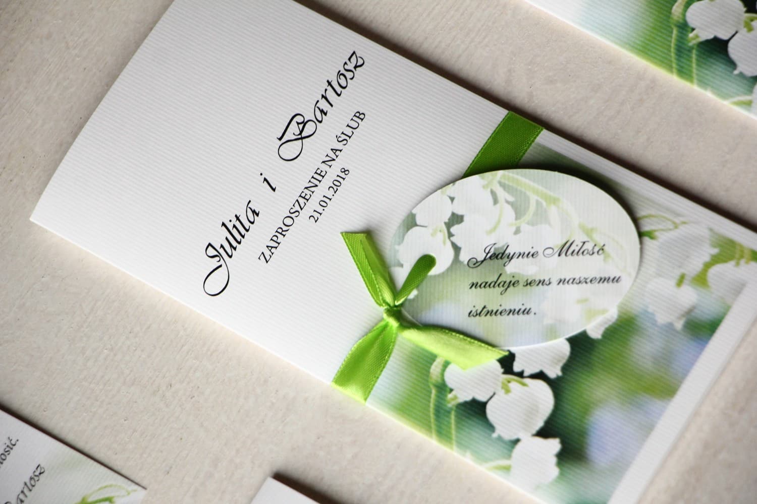Zaproszenia ślubne z motywem konwalii i wierszykiem na papierze w prążki – Magnet nr 11