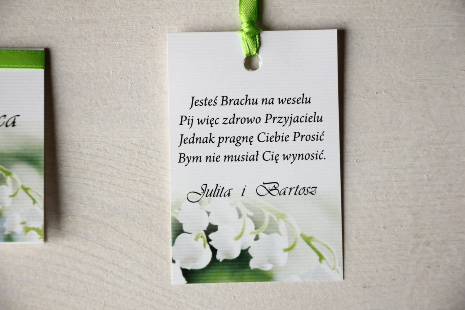 Eleganckie zawieszki na wódkę z konwaliami, etykiety na alkohol weselny | Magnet nr 11