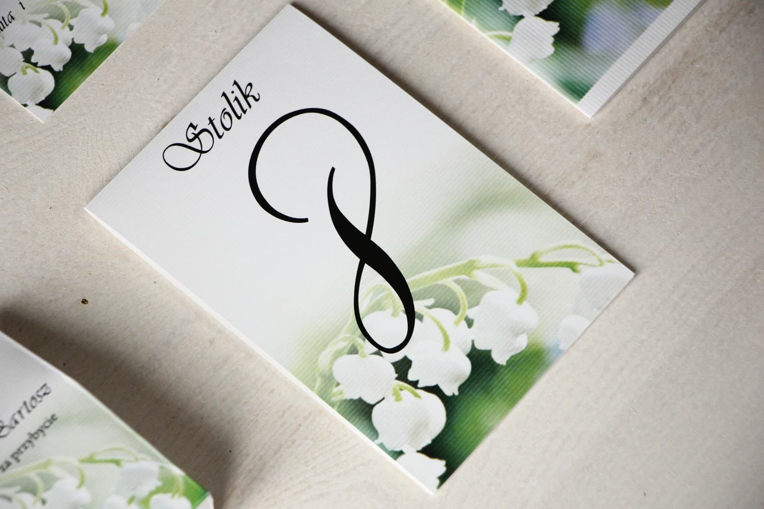 Eleganckie numery na stół z konwaliami | Stojące numerki weselne składane | Magnet nr 11