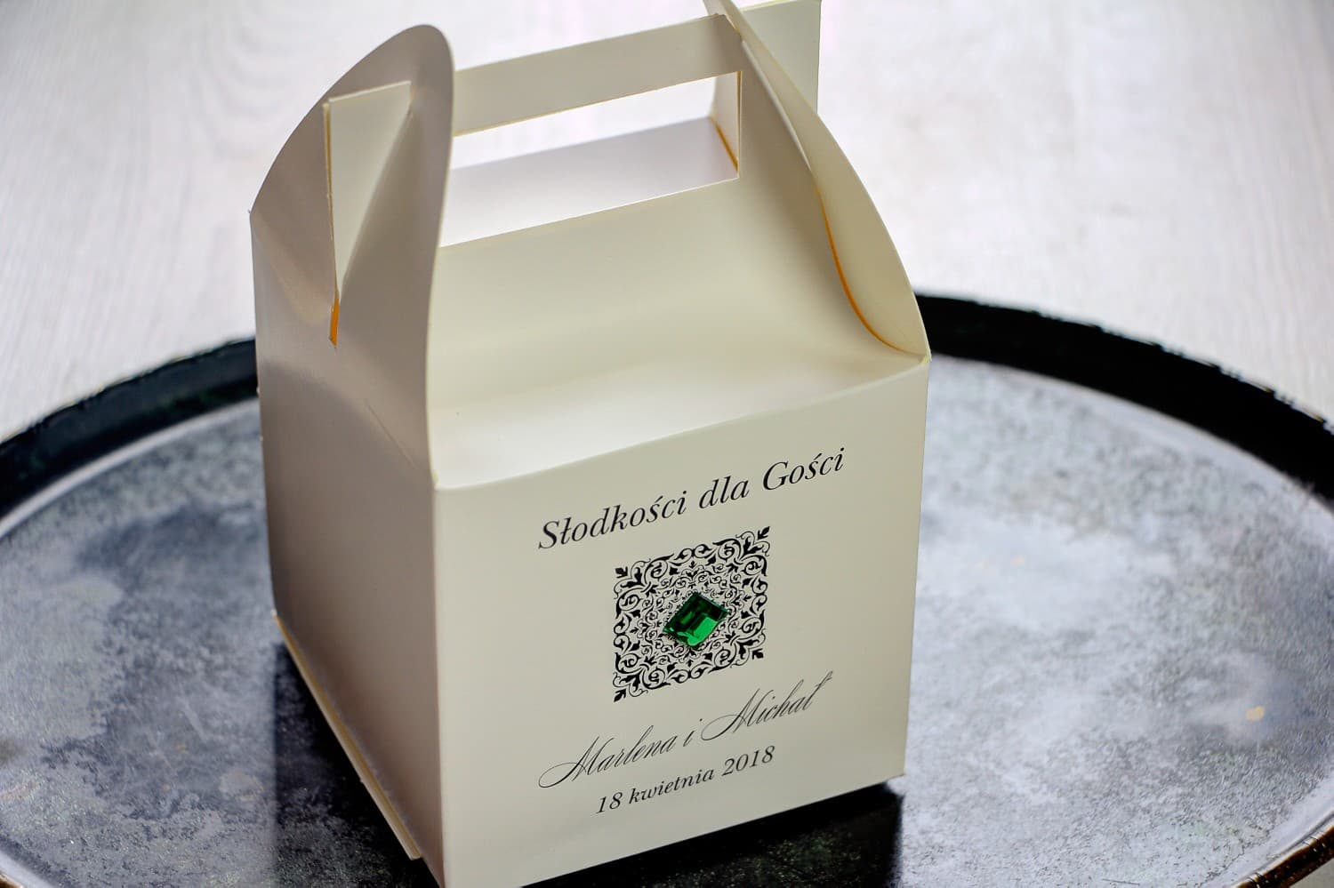Eleganckie pudełko na ciasto ze szmaragdowym zdobieniem | Opakowanie dla gości weselnych | Brenet nr 3