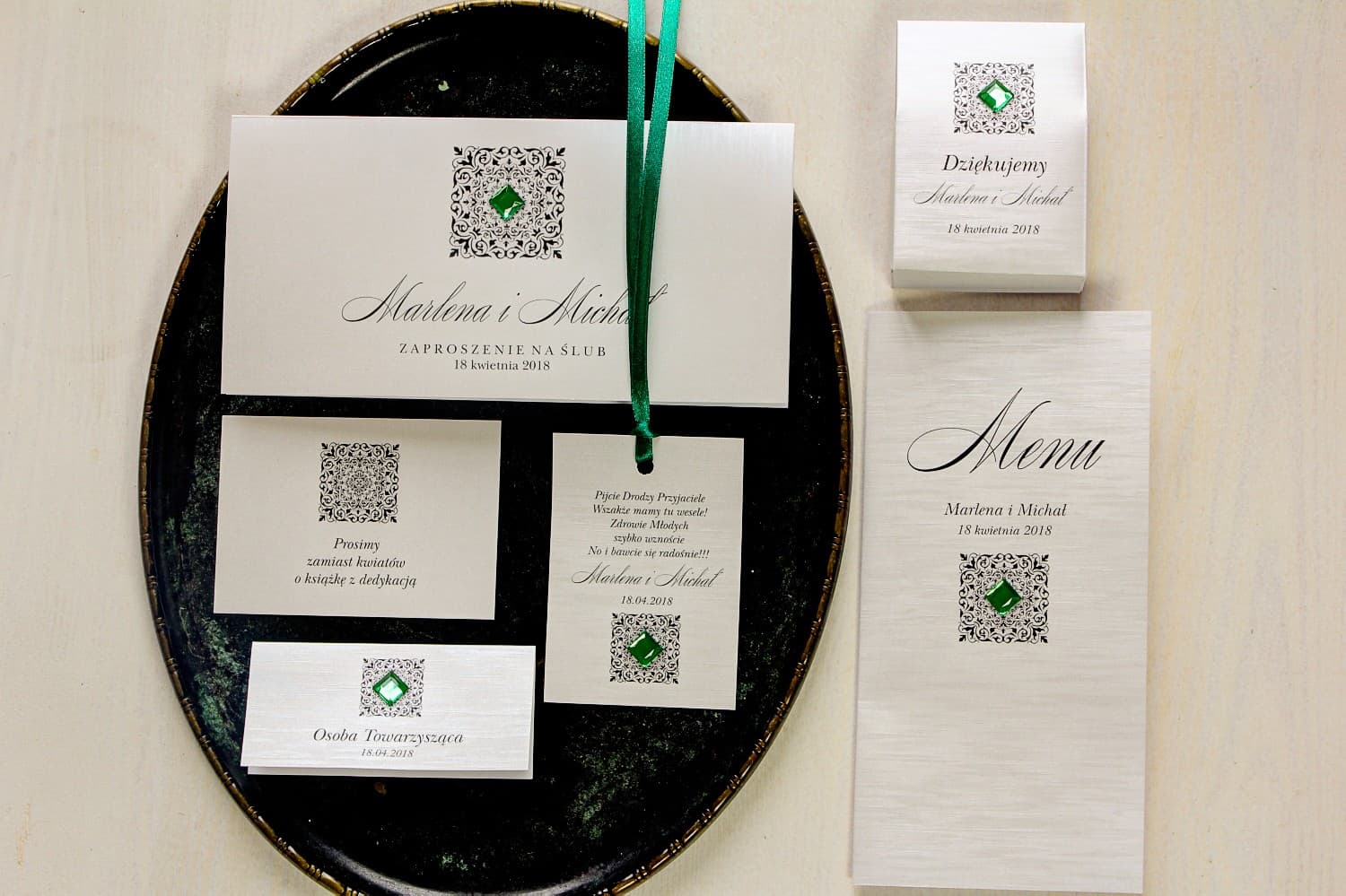 Srebrne Próbki Zaproszeń z Ornamentem i Szmaragdem | Zestaw Próbny Papeterii Ślubnej | Brenet nr 3