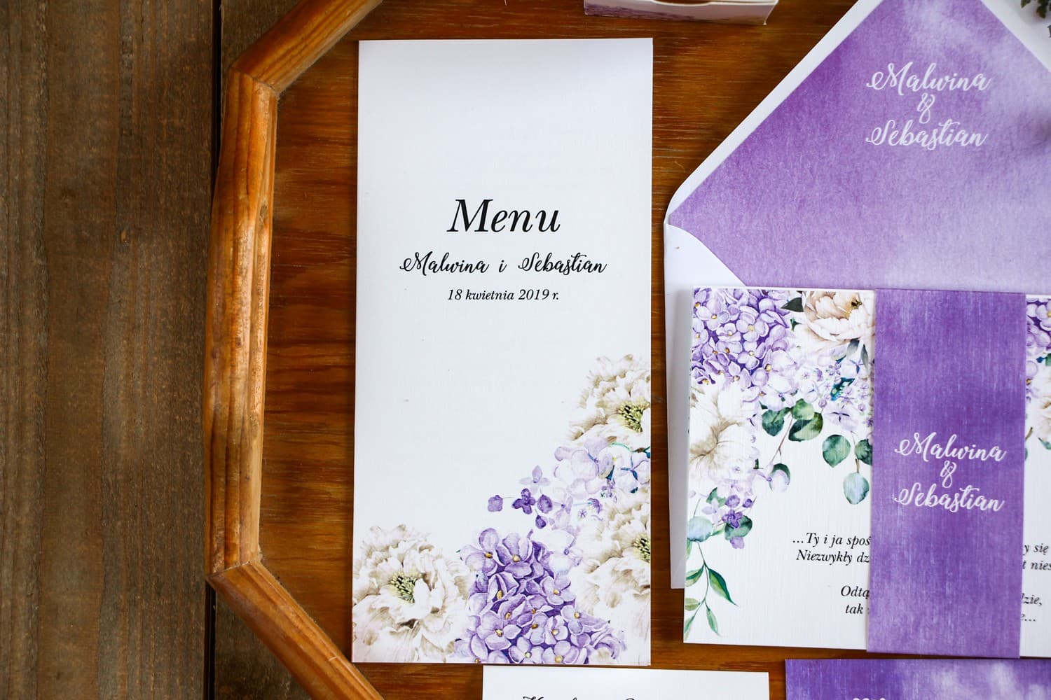 Menu Weselne Fioletowe Kwiaty Hortensja Piwonie | Eleganckie Menu Ślubne na Stół | Rozalia Nr 1