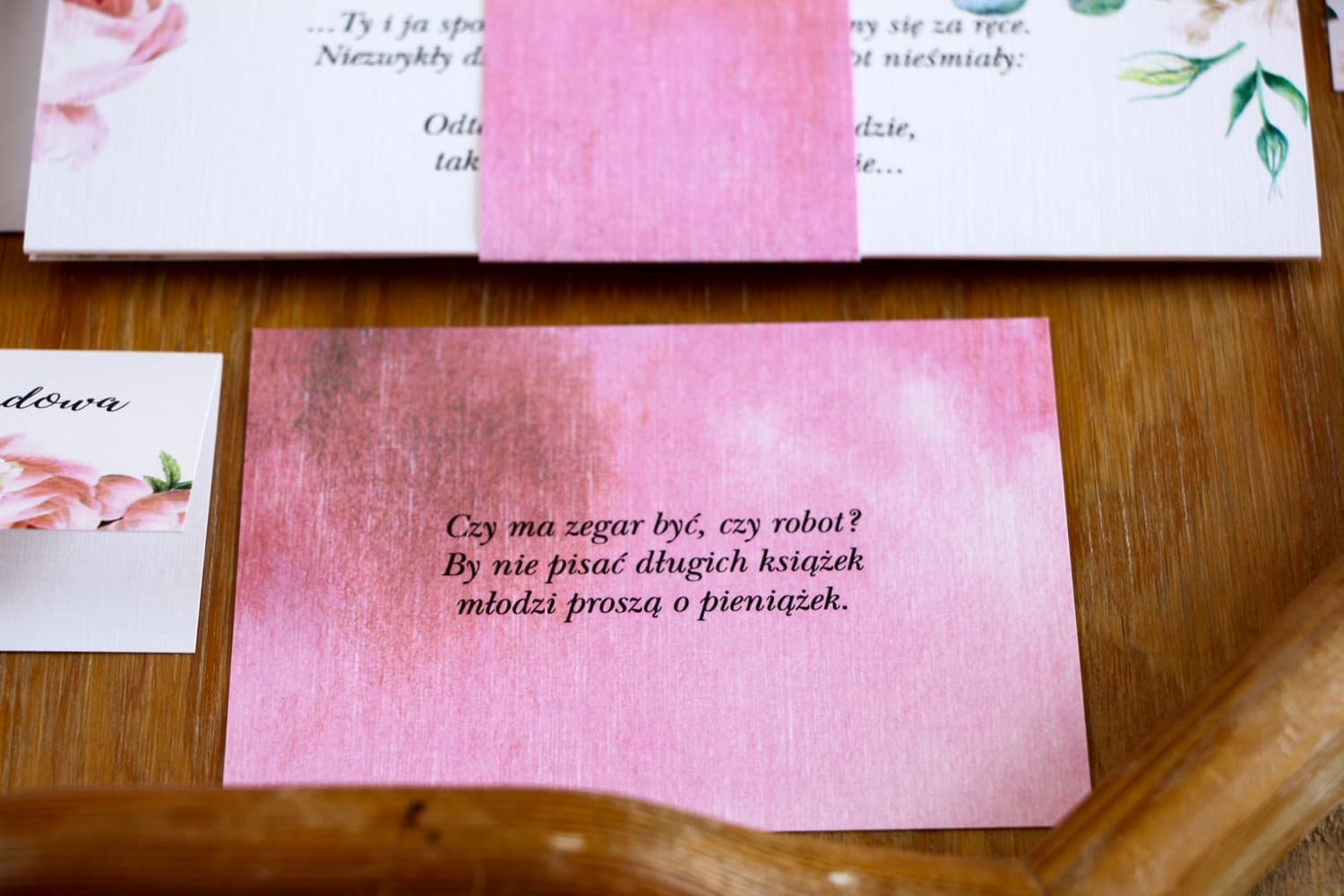 Różowy bilecik do zaproszeń z kwiatami, wkładka z rebusami | Karteczki informacyjne do zaproszeń | Rozalia nr 4