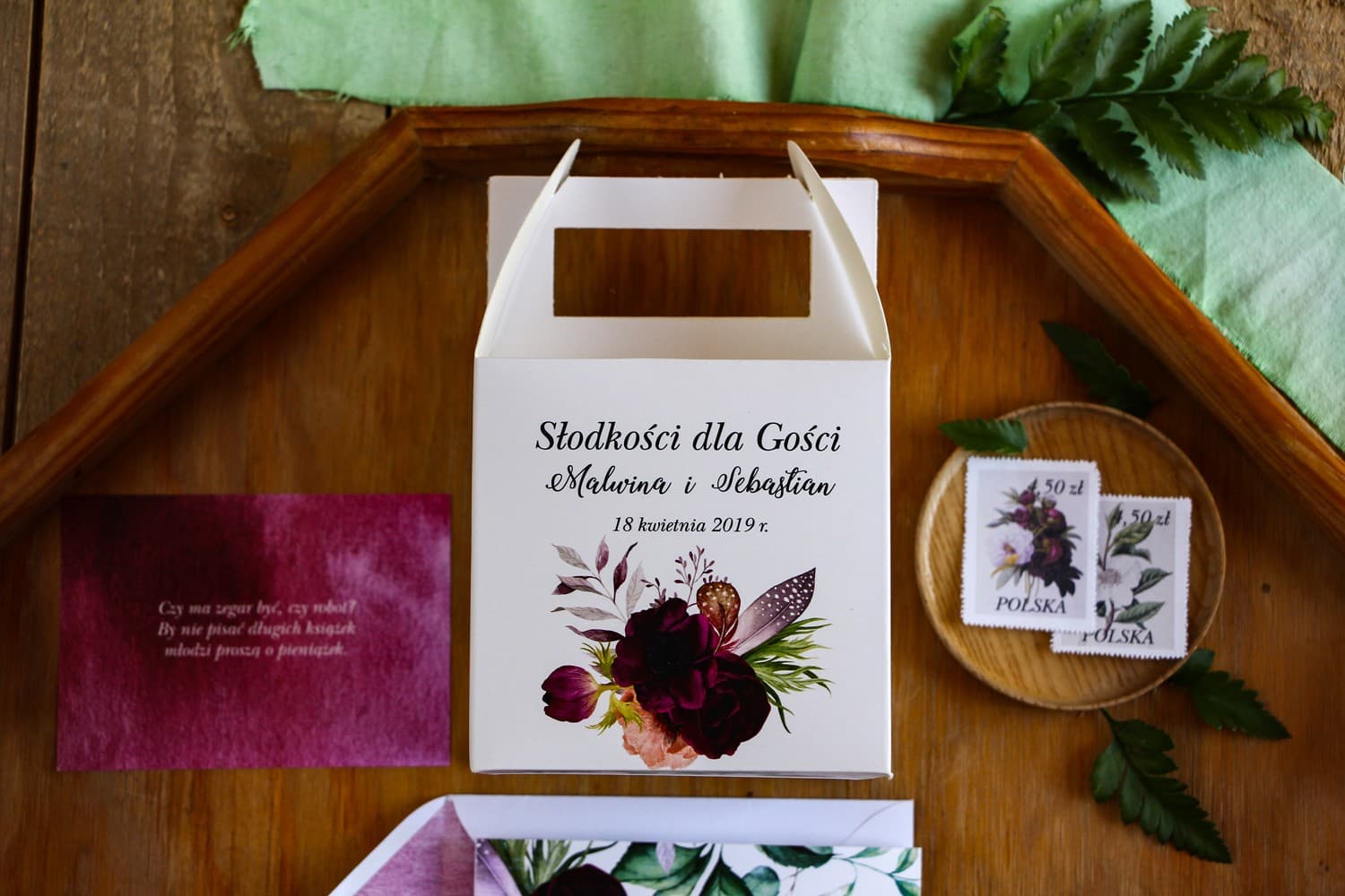 Pudełka na ciasto weselne z burgundowymi piwoniami | Personalizowane opakowania dla gości | Rozalia nr 2