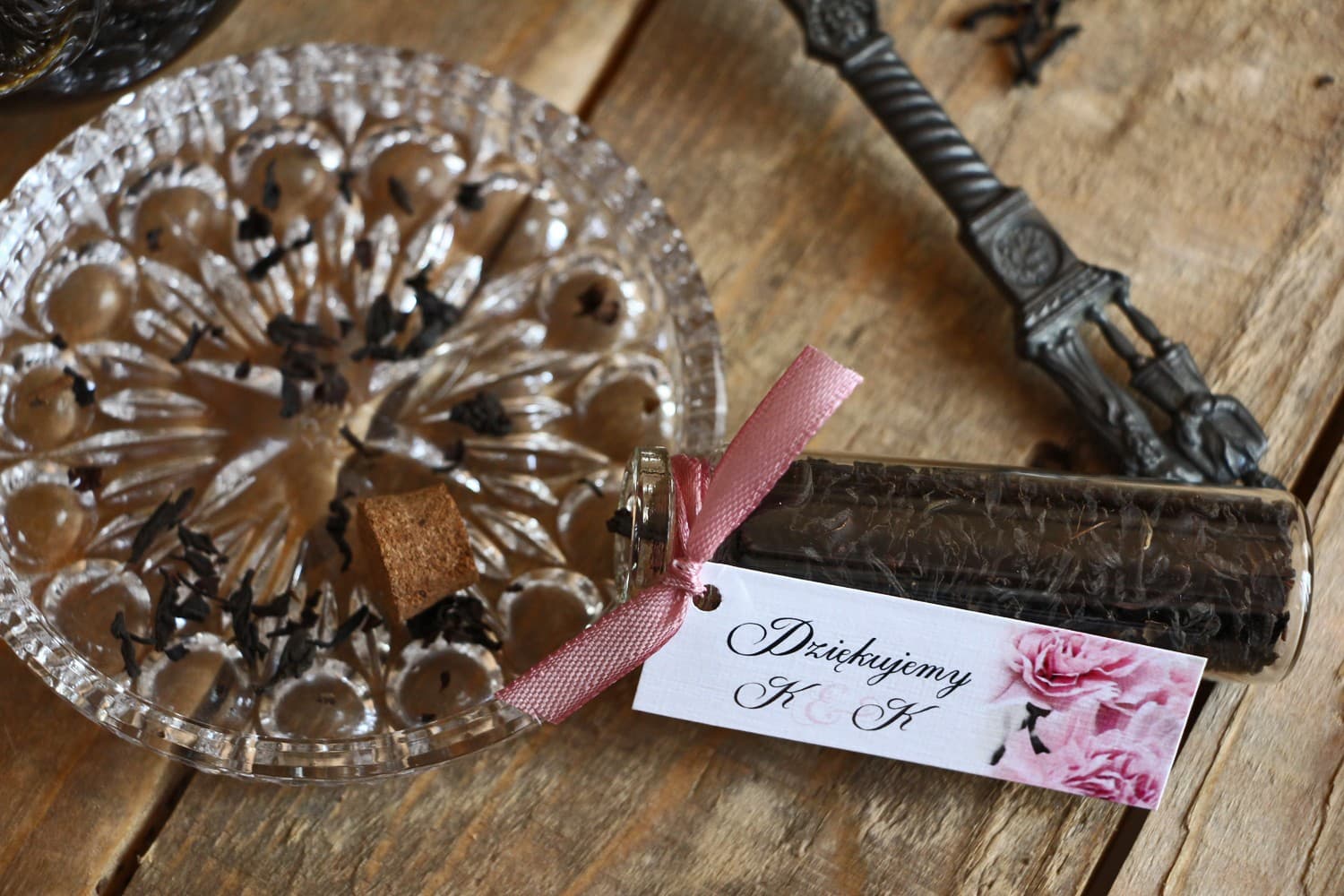 Eleganckie podziękowania dla gości | Herbata w fiolce z akwarelowymi goździkami | Akwarele nr 21