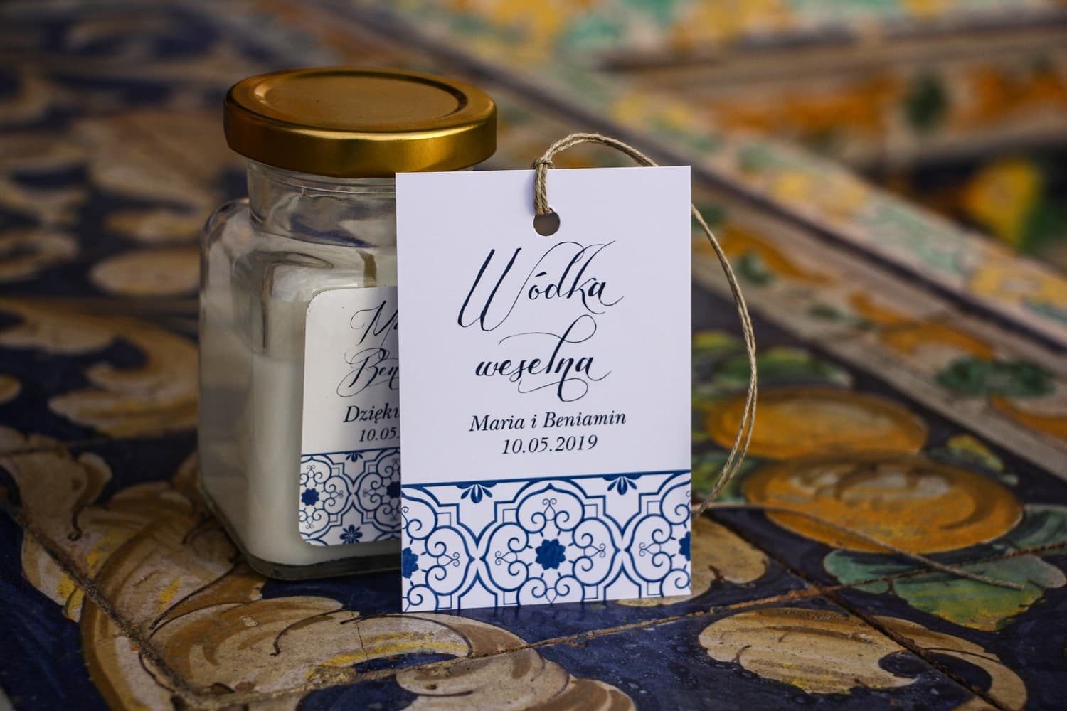 Eleganckie zawieszki na butelki z hiszpańskim motywem | Zawieszki na wódkę weselną | Indygo nr 1