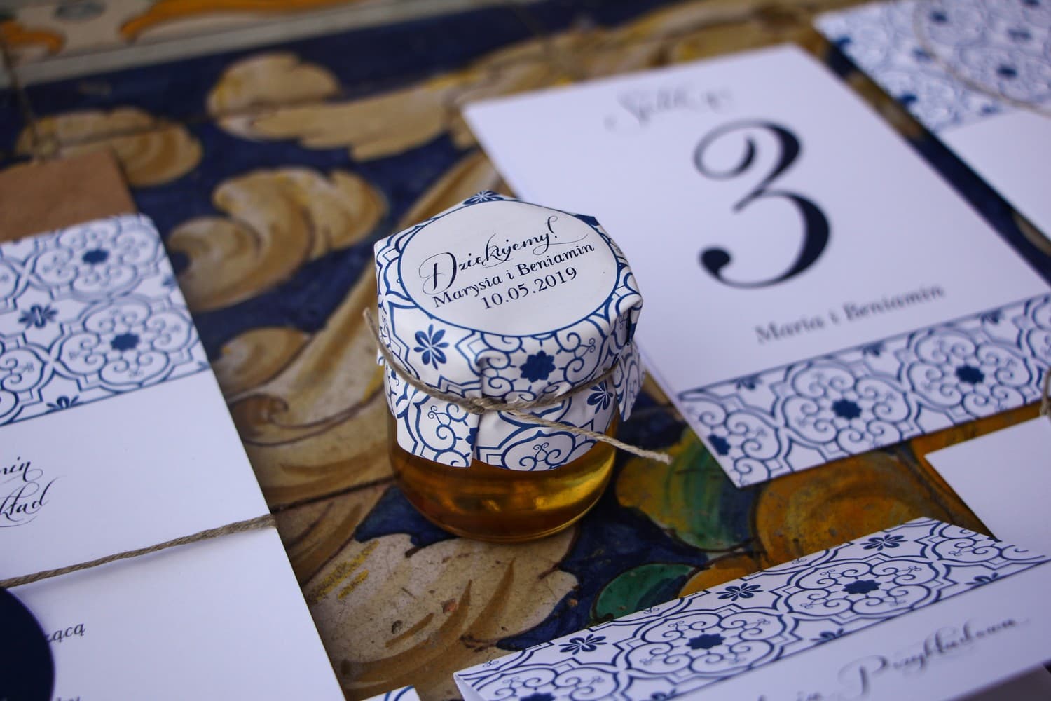 Polski Miód w Słoiczku Indygo nr 1 – Słodkie Podziękowanie z Hiszpańskim Motywem