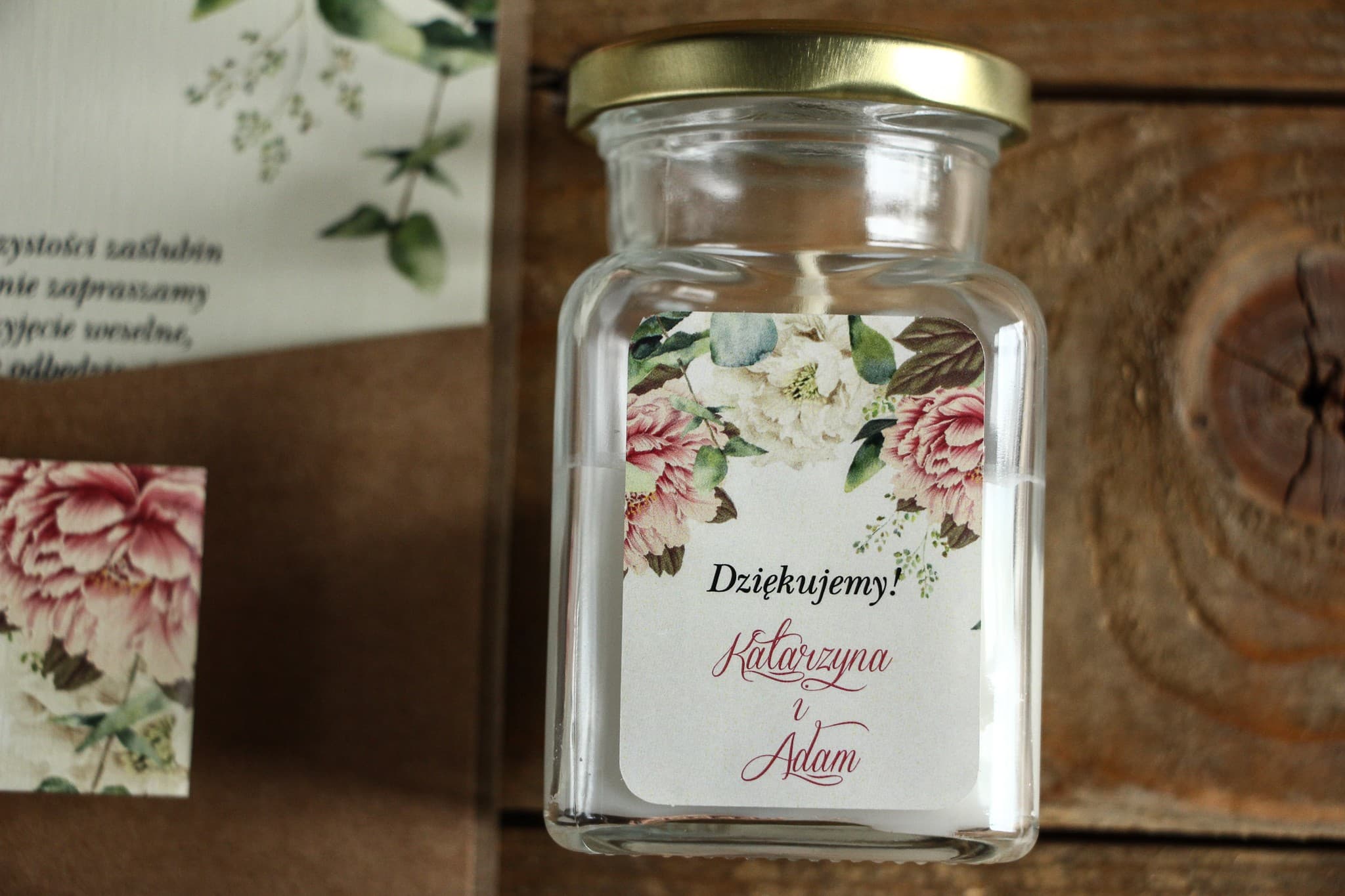 Świeczka Sojowa w Szkle Kraft nr 2 – Podziękowanie dla Gości z Piwoniami