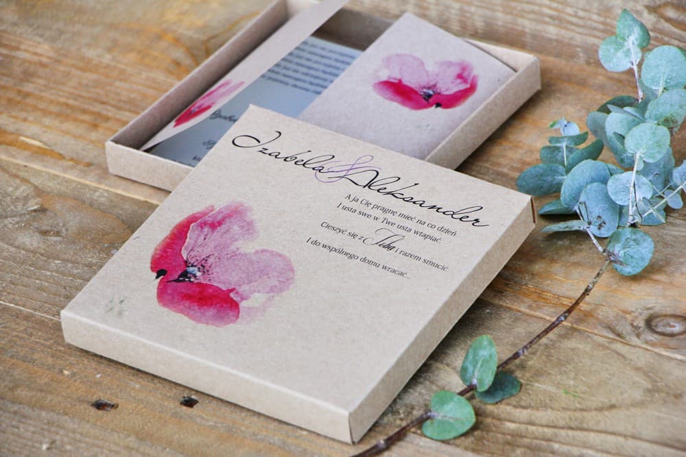 Eleganckie kwiatowe zaproszenia na papierze lnianym w pudełku eko z różowym makiem - Margaret nr 5