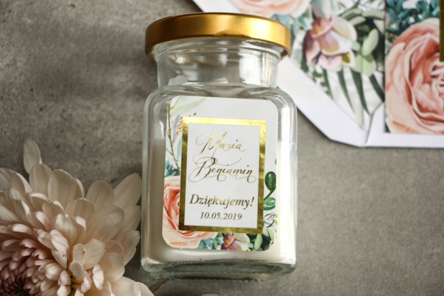 Świeczka Sojowa Flores nr 4 – Podziękowanie dla Gości z Motywem Piwonii