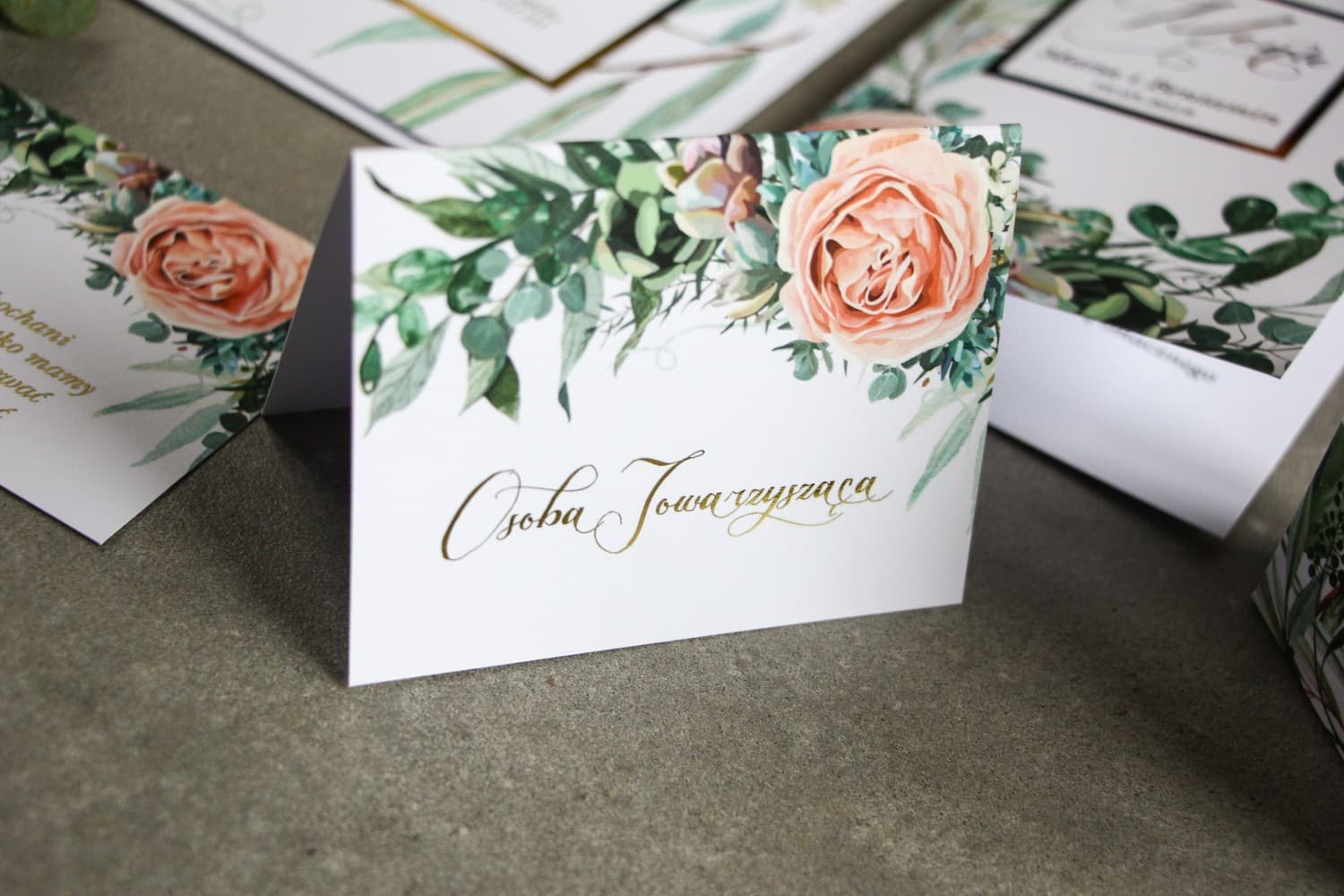 Winietki Ślubne Flores nr 4 – Wizytówki na Stół z Motywem Brzoskwiniowych Piwonii