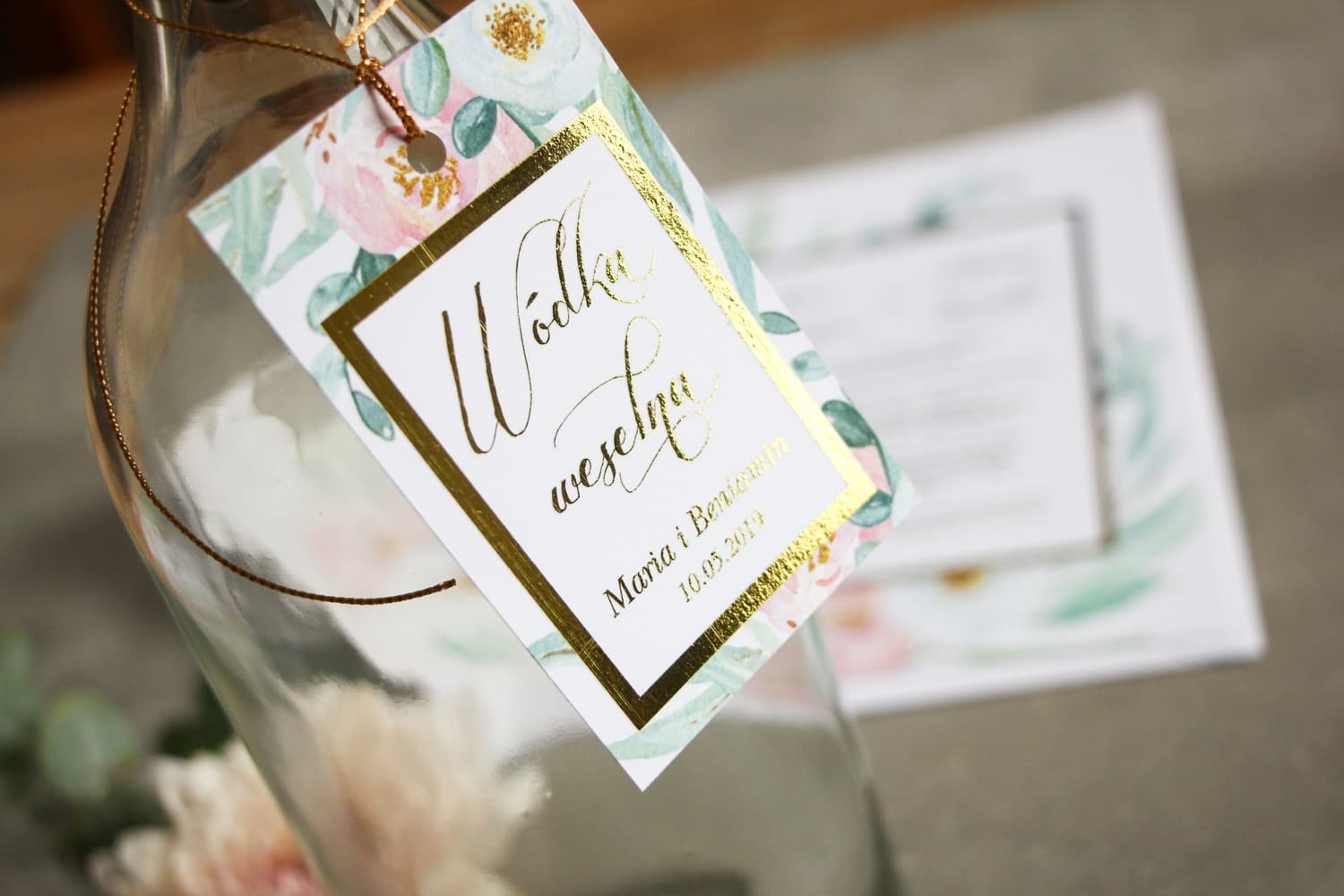 Złocone Zawieszki na Alkohol z Piwoniami Glamour | Eleganckie Zawieszki na Wódkę Weselną | Flores nr 1