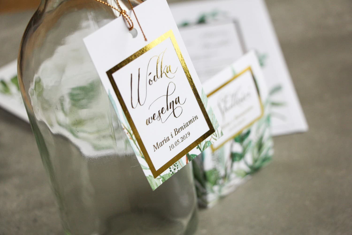Złocone Zawieszki na Wódkę Greenery | Eleganckie Przywieszki na Alkohol Weselny | Flores nr 3