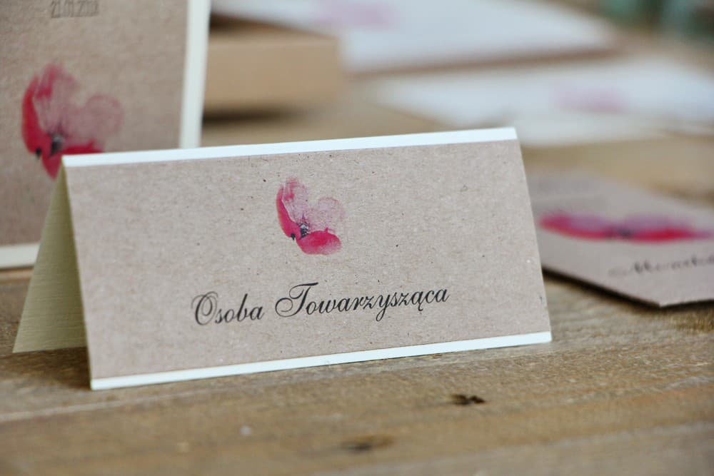 Winietki Ślubne Margaret nr 5 – Rustykalne Wizytówki na Stół z Różowym Makiem