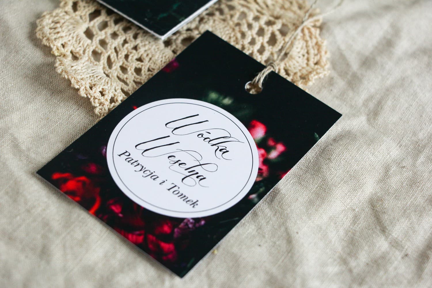 Eleganckie Zawieszki na Wódkę z Bordowymi Kwiatami | Przywieszki na Alkohol Weselny | Botanik nr 5