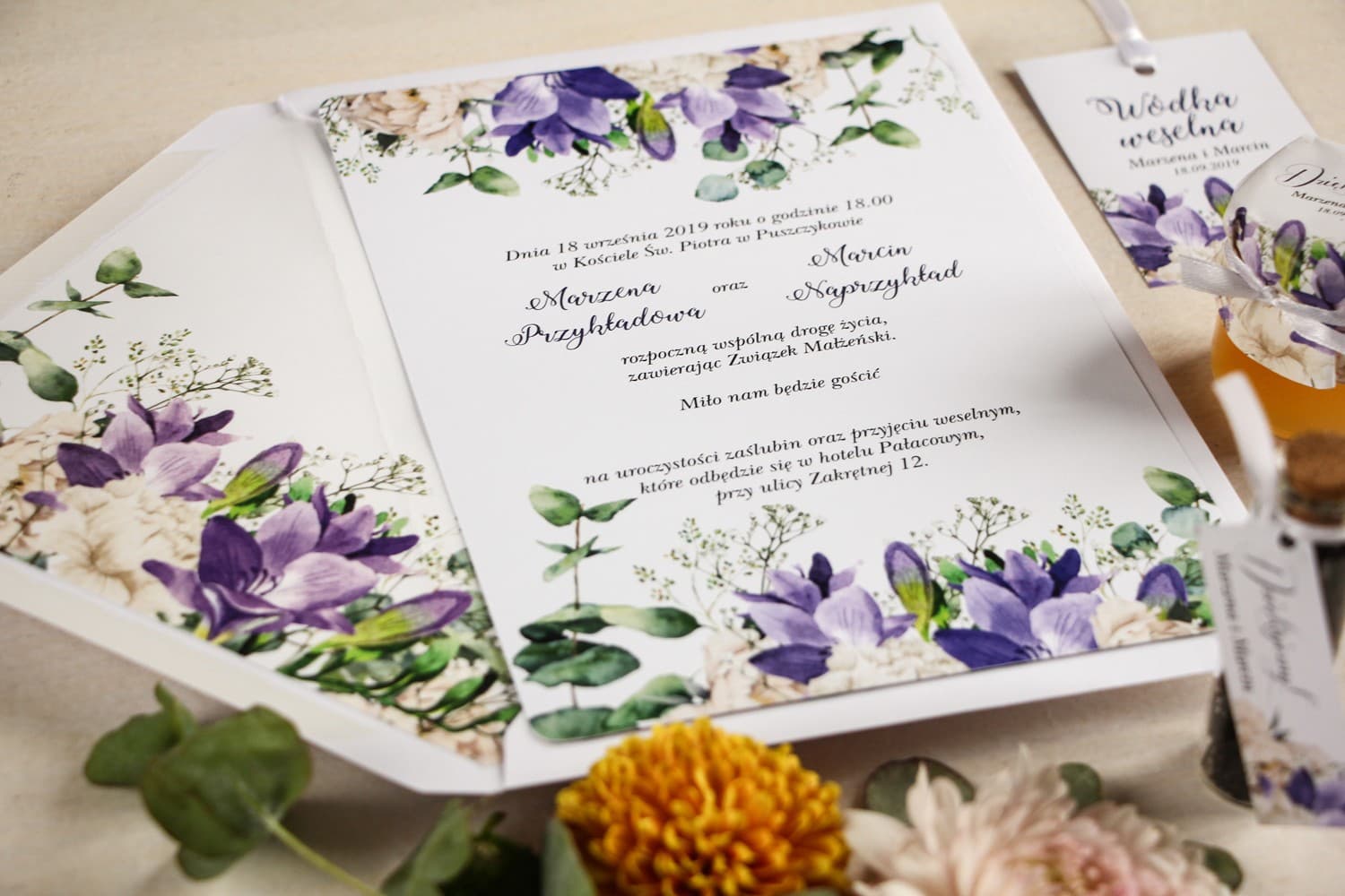 Zaproszenia ślubne glamour fioletowe z białymi piwoniami – Aurum 1