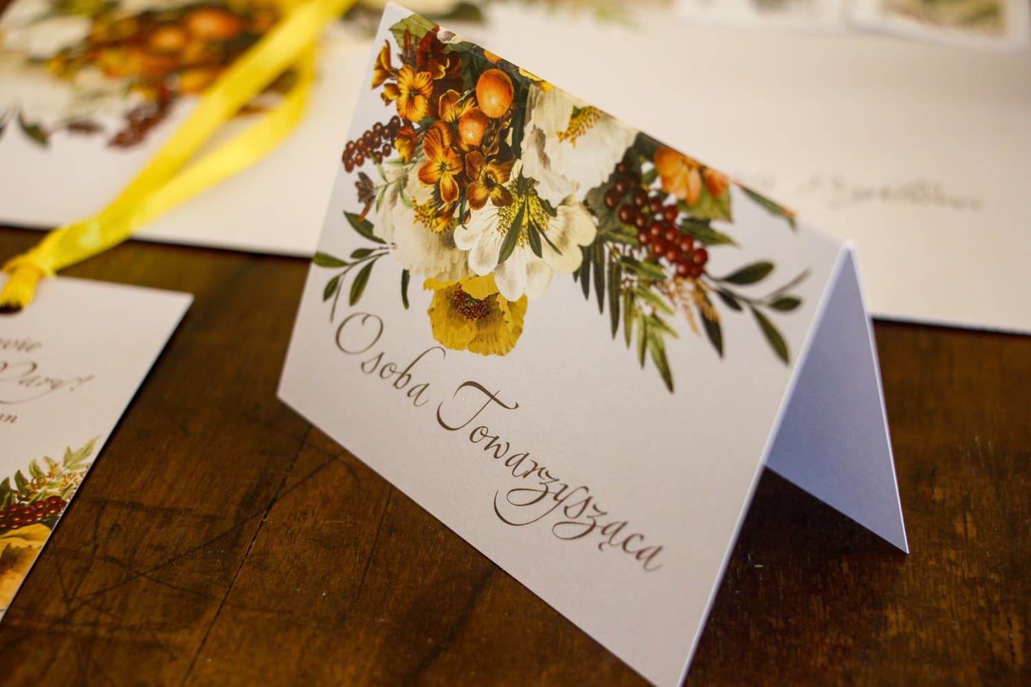 Winietki Ślubne Eteryczne nr 1 – Wizytówki na Stół z Subtelnym Motywem Kwiatowym